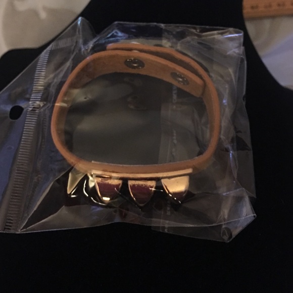 Clearance T&J  faux leather stud bracelet - Picture 4 of 4