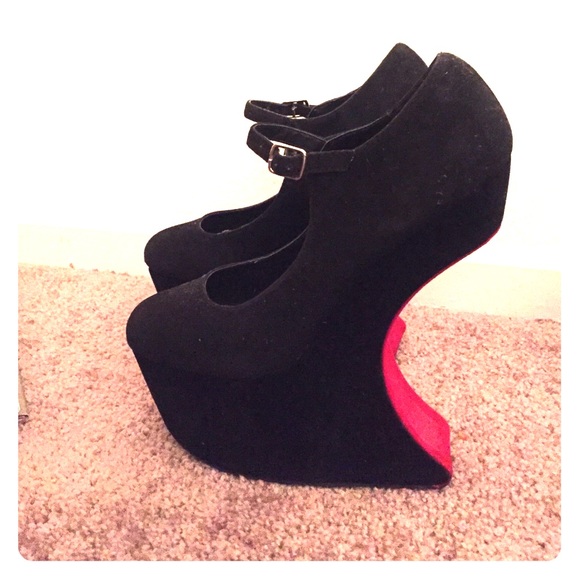 Bumper Heel-less Black velvet with red sole