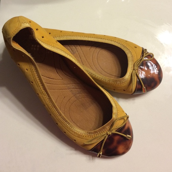 Clarks /Upper Leather.