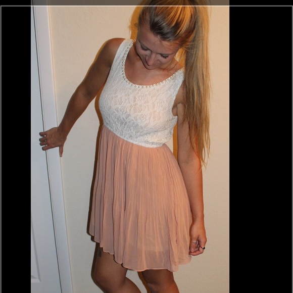 Cream and nude pleated dress.🌷