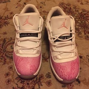 Low Jordan 11's