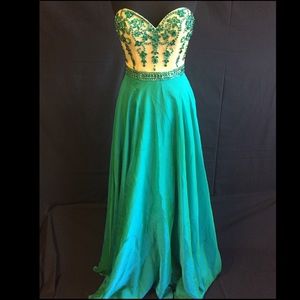Sherri Hill size 2 emerald dress. New.