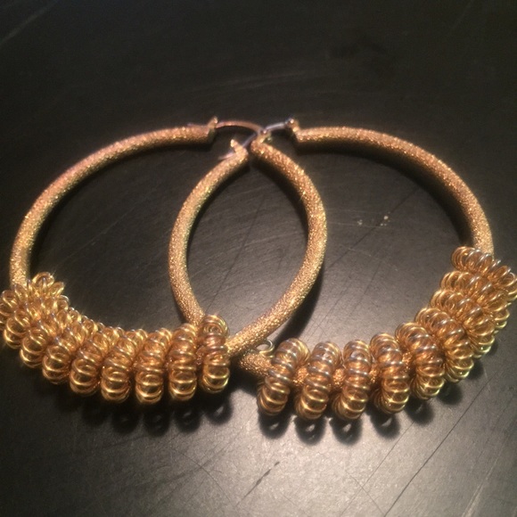 ❤ Gorgeous Medium Sized Gold Hoop Earrings - Picture 2 of 3