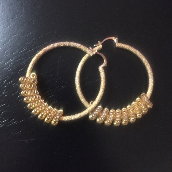 ❤ Gorgeous Medium Sized Gold Hoop Earrings - Picture 3 of 3