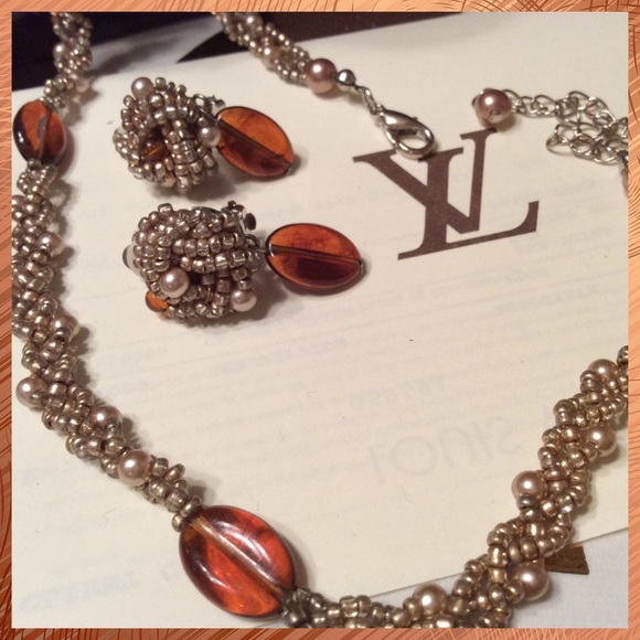 Pretty vintage beaded necklace & clip earrings