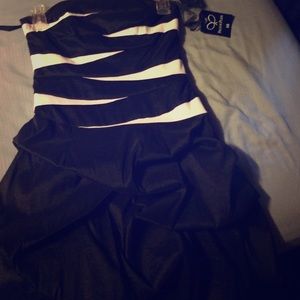 Beautiful Prom dress made w/ very good material !