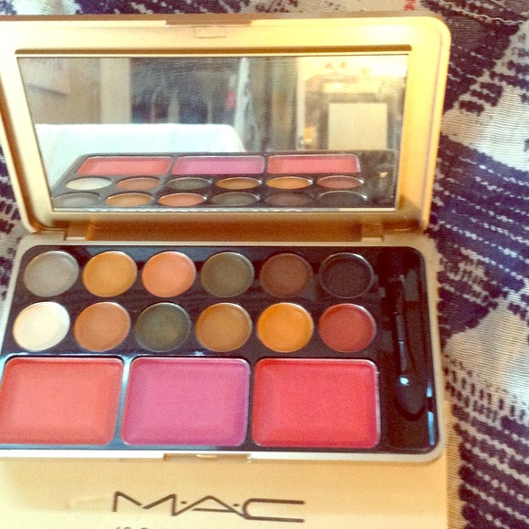 MAC makeup pallet. 12 eye shadow 3 blush
