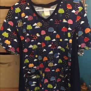 Adorable frog and umbrella pattern scrub top.