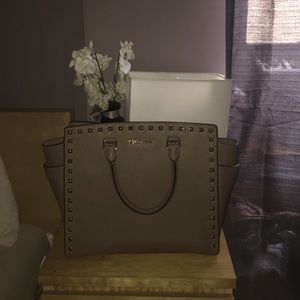 100% auth. Micheal Kors Selma Satchel