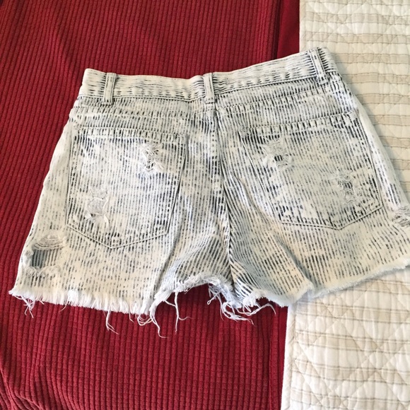 Pinstriped denim shorts - Picture 3 of 3