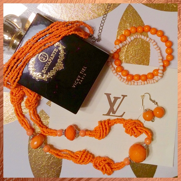 Orange beaded necklace, earrings and 2 bracelets💐