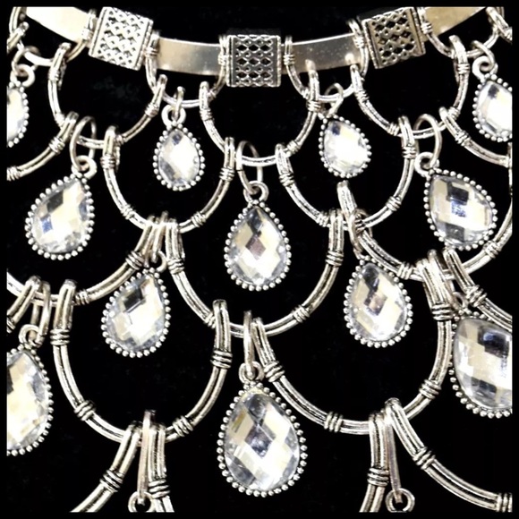 ED13 Ornate Silver Tier Crystal Statement Necklace - Picture 3 of 4
