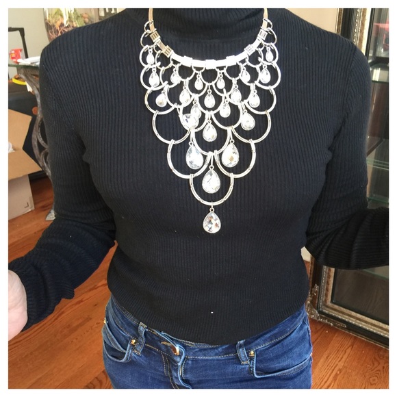 ED13 Ornate Silver Tier Crystal Statement Necklace - Picture 4 of 4