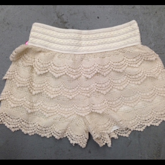 SALE Layered Crochet Shorts- IVORY - Picture 2 of 2
