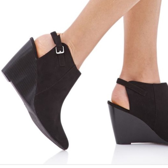🔹FAUX SUEDE CUTOUT WEDGES🔹 - Picture 1 of 4
