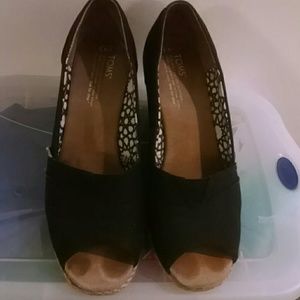 BLACK TOMS WEDGES