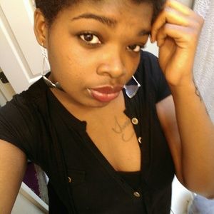 Meet your Posher, Monique