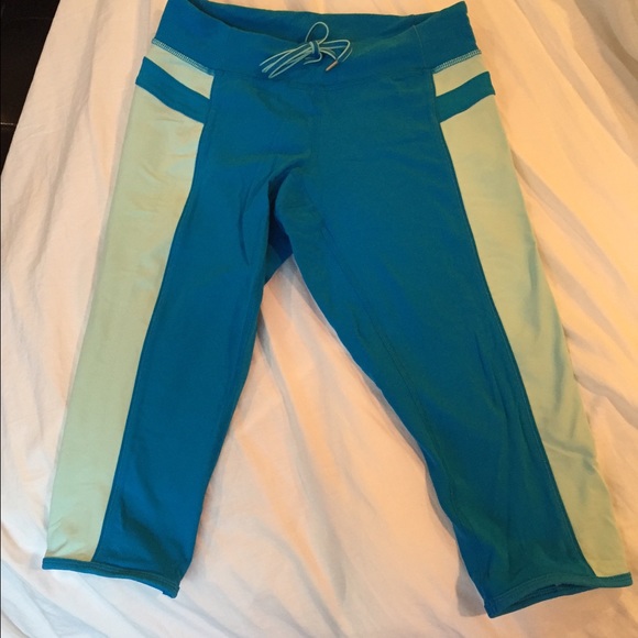 Lululemon blue capri pants size 6