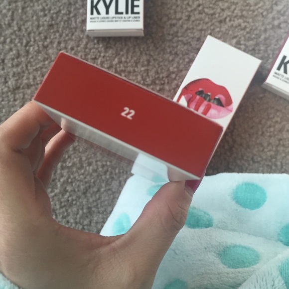 KYLIE LIPKIT IN 22 - Picture 2 of 2