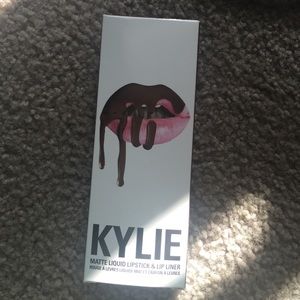 Kylie lipkit in TRUE BROWN K