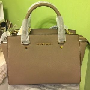 SOLD🎉💥 Michael  Kors Selma medium  Dark Dune