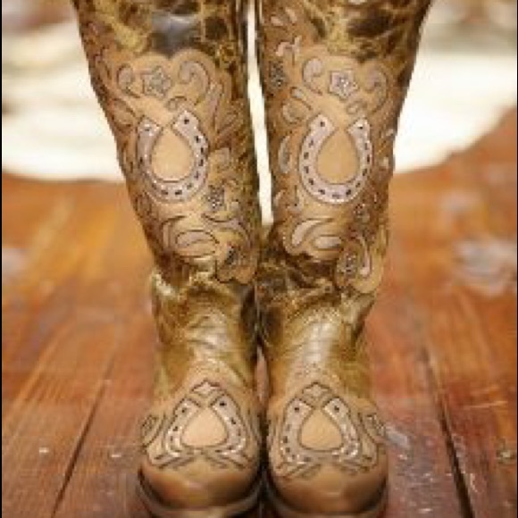 ISO!!!!! THESE BOOTS IN AN 8.5