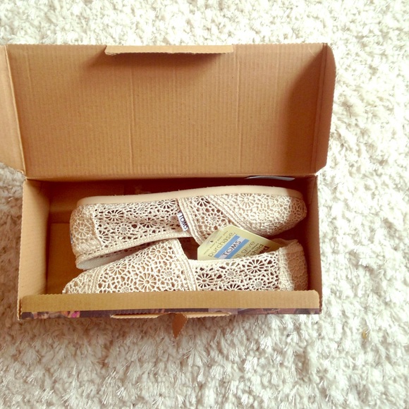 White lace Toms