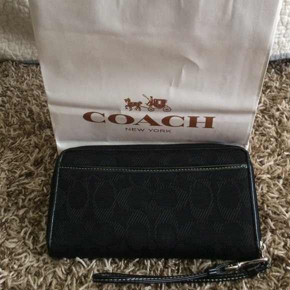⭐️Black Coach Wristlet⭐️