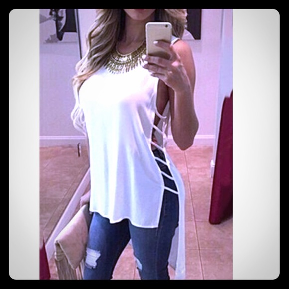🎉🆕White sheer top with cutout sides🆕🎉