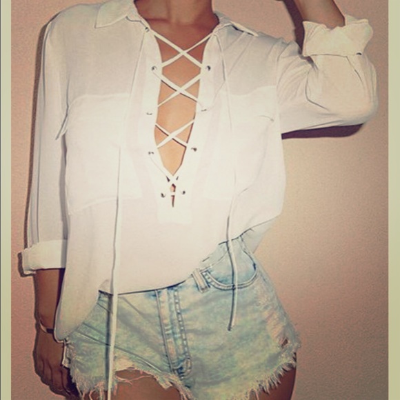 🎉🆕Lace up white blouse🆕🎉