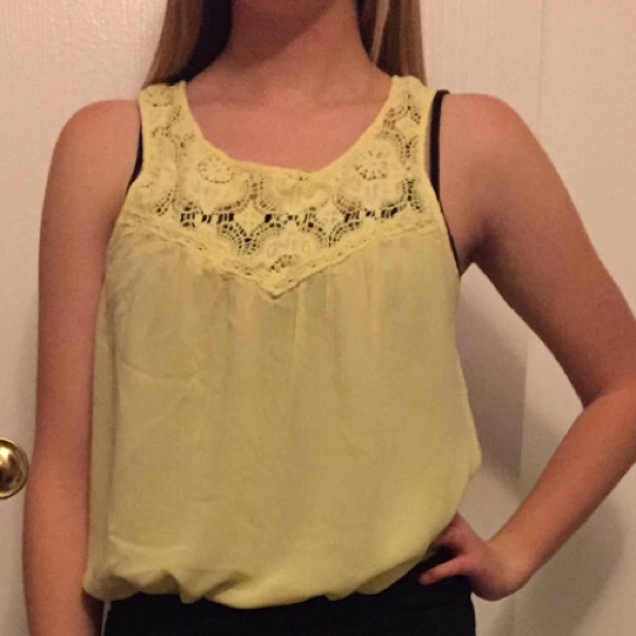 light yellow, 2 finger length sleeved shirt - Picture 1 of 2
