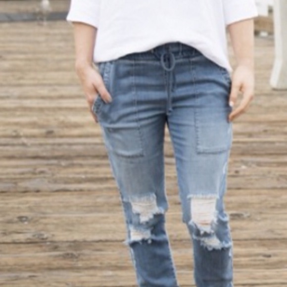 🍃💕Anthropologie Distressed Denim Pocket Jogger - Picture 3 of 8