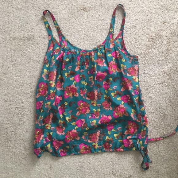 Silky floral tank top!