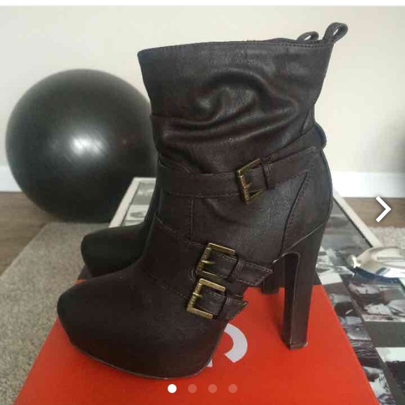 Like New - Guess booties