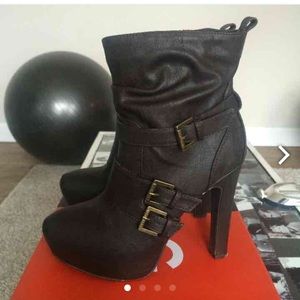Like New - Guess booties