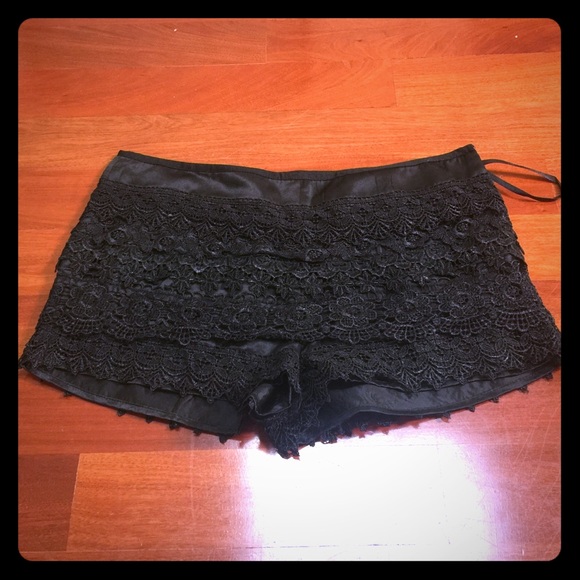 Black lace shorts - Picture 1 of 3