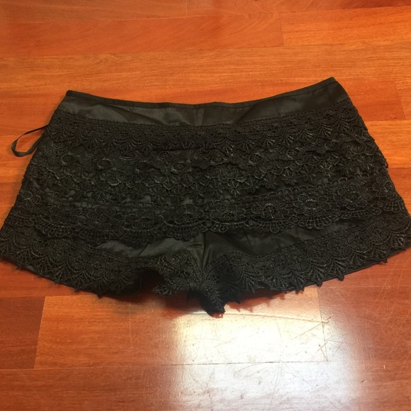 Black lace shorts - Picture 2 of 3