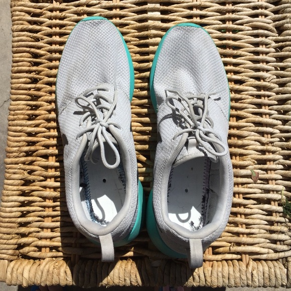 Men's Nike Rosche Run in good condition.