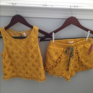 ⚫️SOLD⚫️Xhilaration Pom crop & short set.