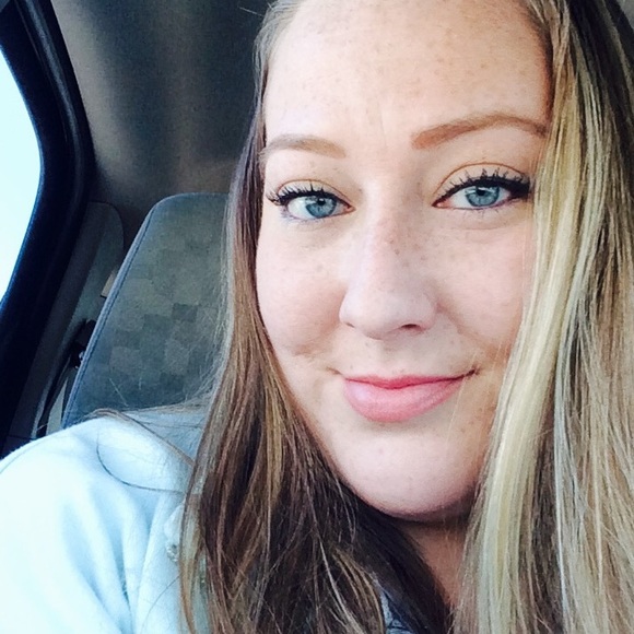 Meet your Posher, Alyssa - Picture 1 of 1