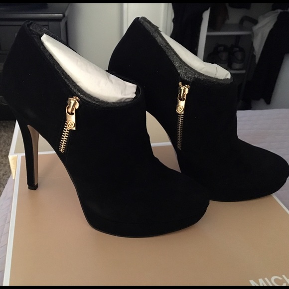 Michael Kors York Bootie - Picture 2 of 4