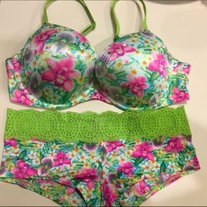Very Sexy 34D Bra with matching panty.