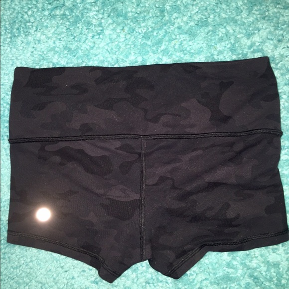 Lululemon Camo Black Soot Boogie Short - Picture 2 of 3