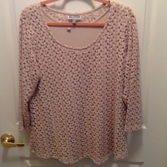 Knit top w/ 3/4 sleeves.