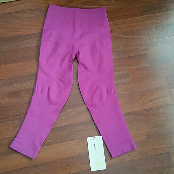 NWT LULULEMON ZONE IN CROP