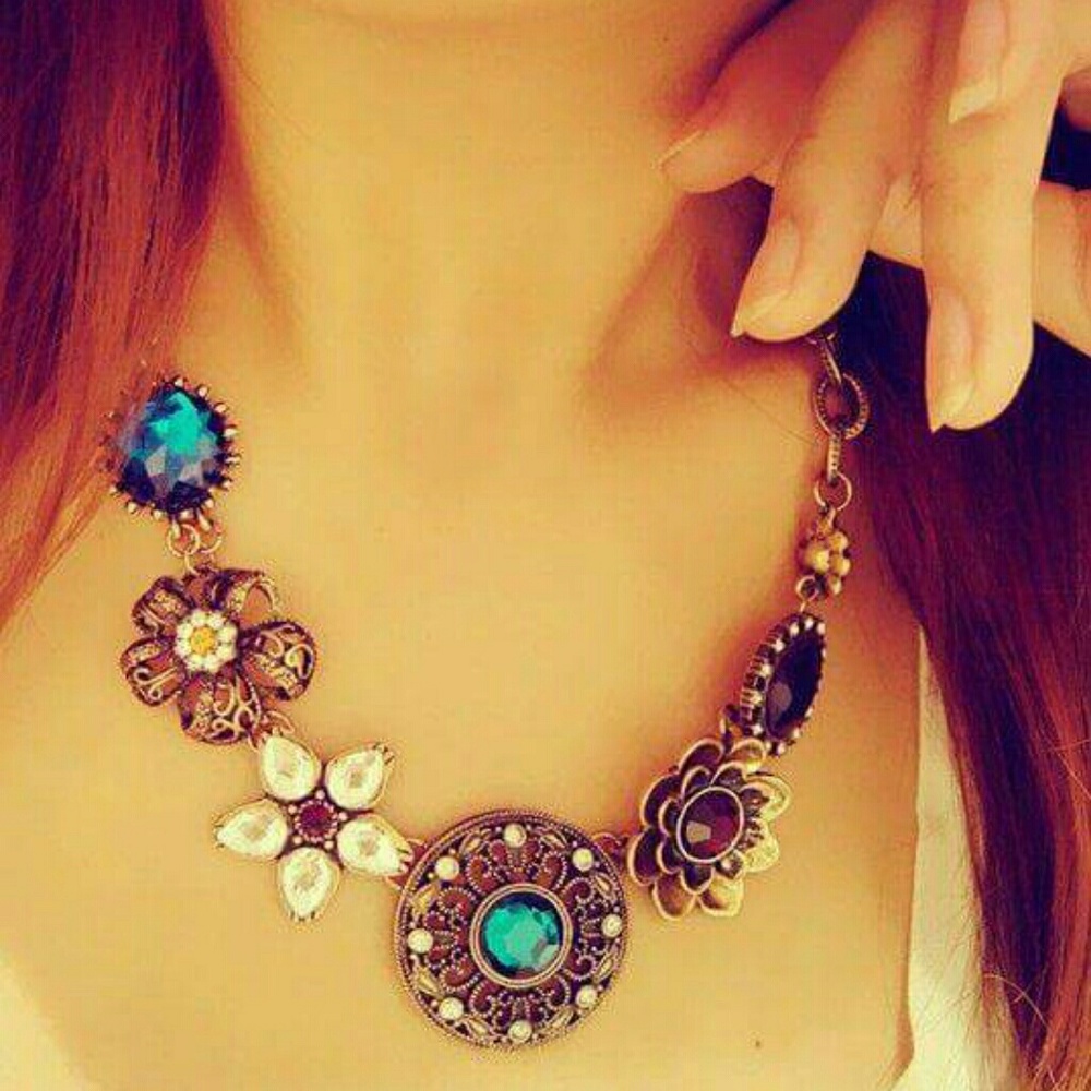 ๐ Crystal Rhinestone Flowers Choker Bib Collar - Picture 1 of 2