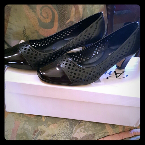 ❎SOLD❎Super cute black shoes! - Picture 1 of 4