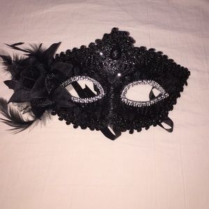 Black masquerade mask
