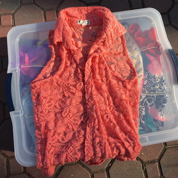 Lace sleeveless collared button up