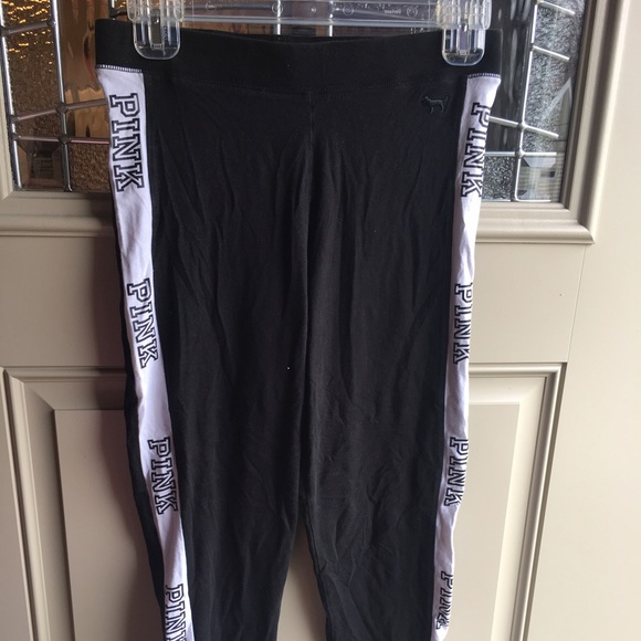 Black Victoria's Secret PINK yoga leggings.